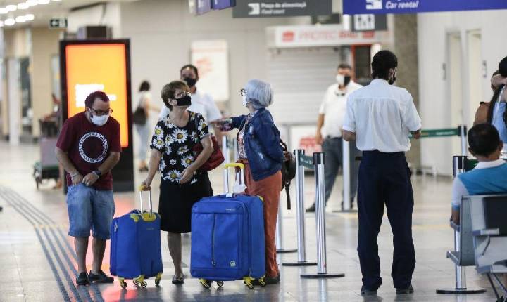 OMS pede que viajantes usem máscaras contra nova variante da Covid-19