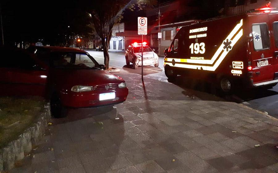 Batida entre carros deixa dois feridos e um dos motoristas foge do local