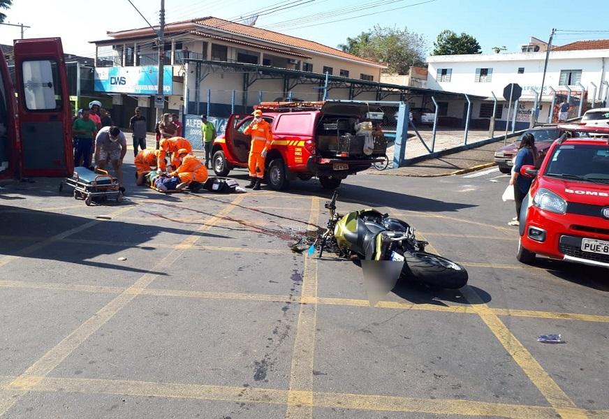 Motociclista fica ferido em acidente na avenida Governador Valadares