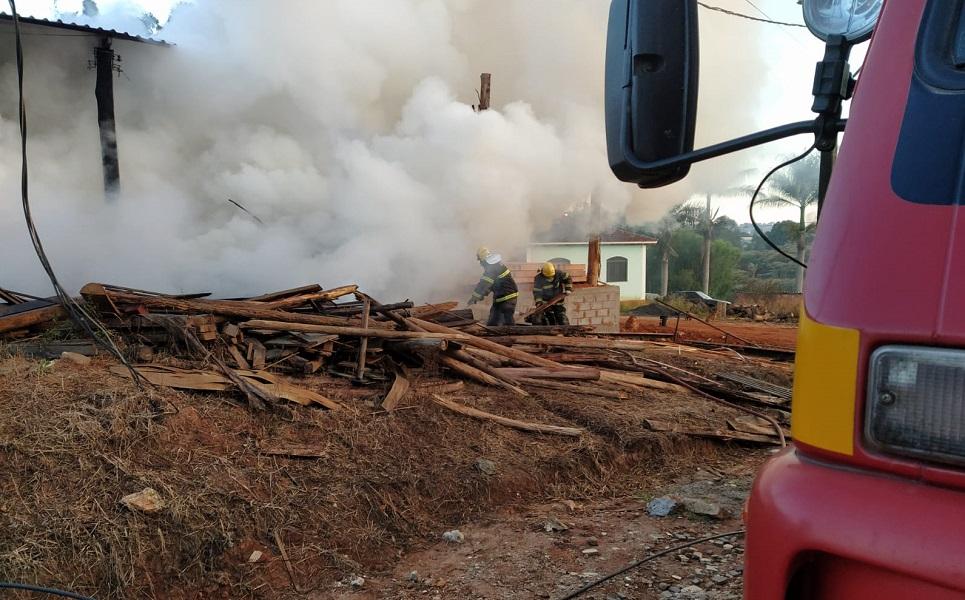 Bombeiros de Alfenas/MG combatem incêndio em madeireira localizada em Serrania/MG