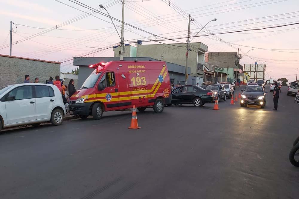 Colisão entre veículos na Avenida Lincoln Westin em Alfenas deixa uma vítima.