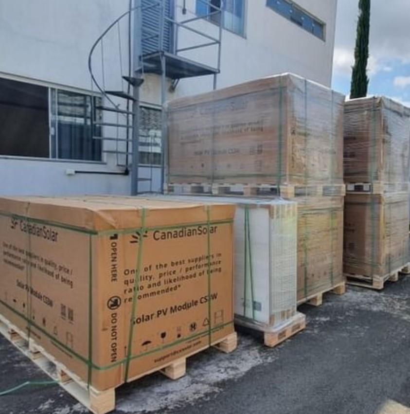 Prefeitura de Três Corações recebe equipamentos para construção de usina solar fotovoltaica.