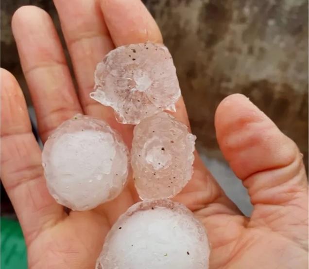 Granizo atingiu pelo menos 600 casas e deixou desalojados e desabrigados em cidade de MG