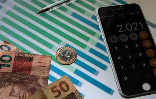 Especialistas dão dicas de como organizar as finanças para sair da inadimplência em 2023