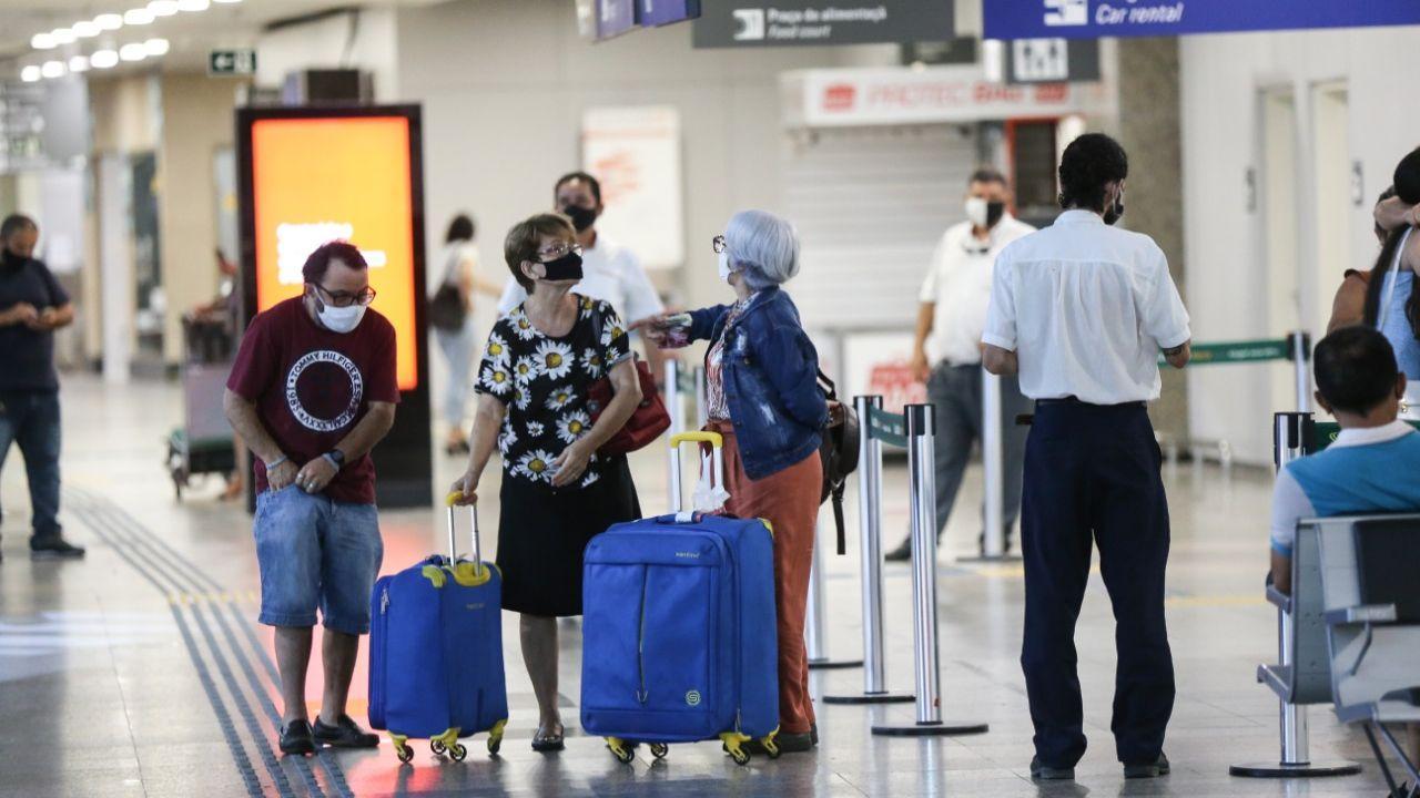 OMS pede que viajantes usem máscaras contra nova variante da Covid-19