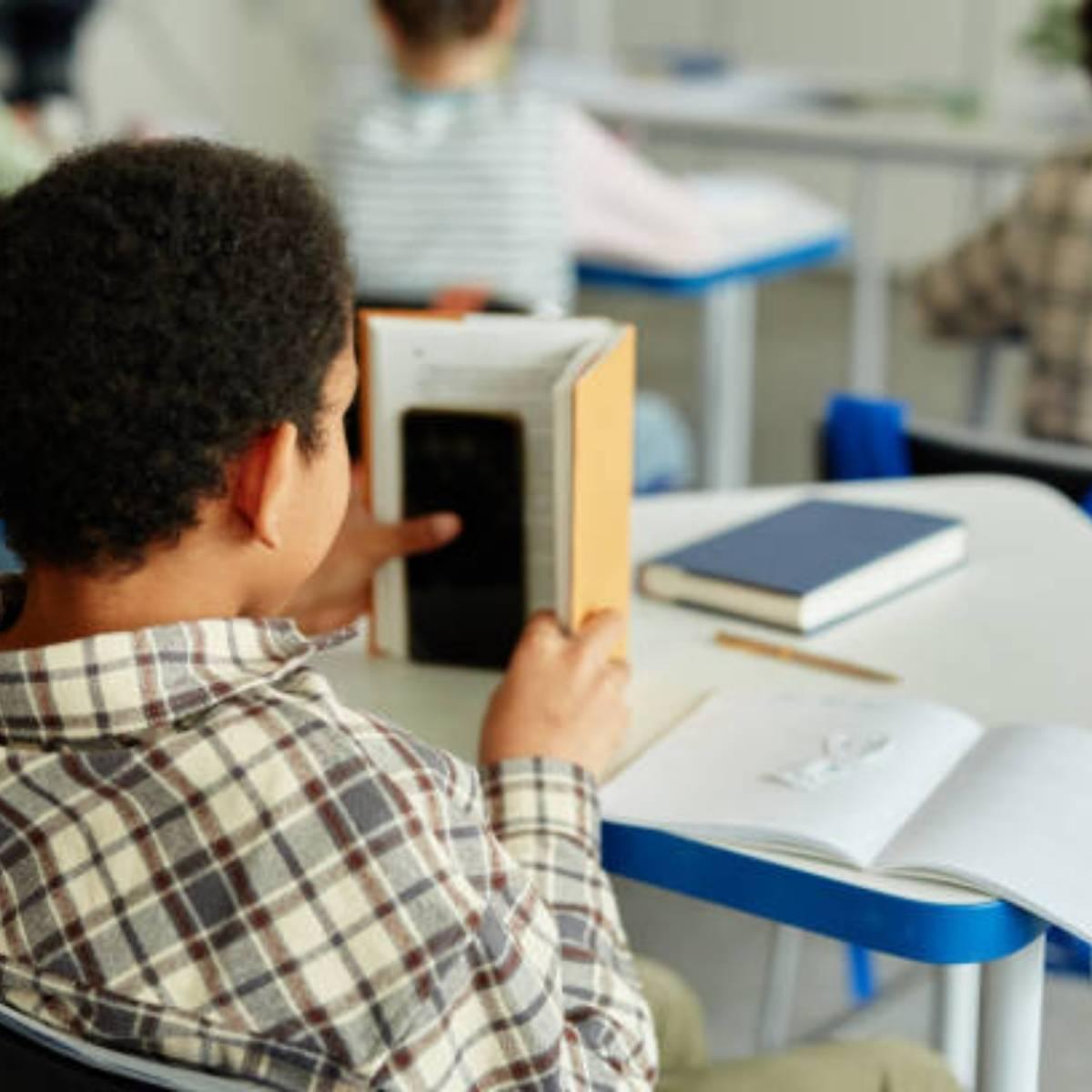 Escolas da educação básica iniciam ano letivo com proibição de celular.