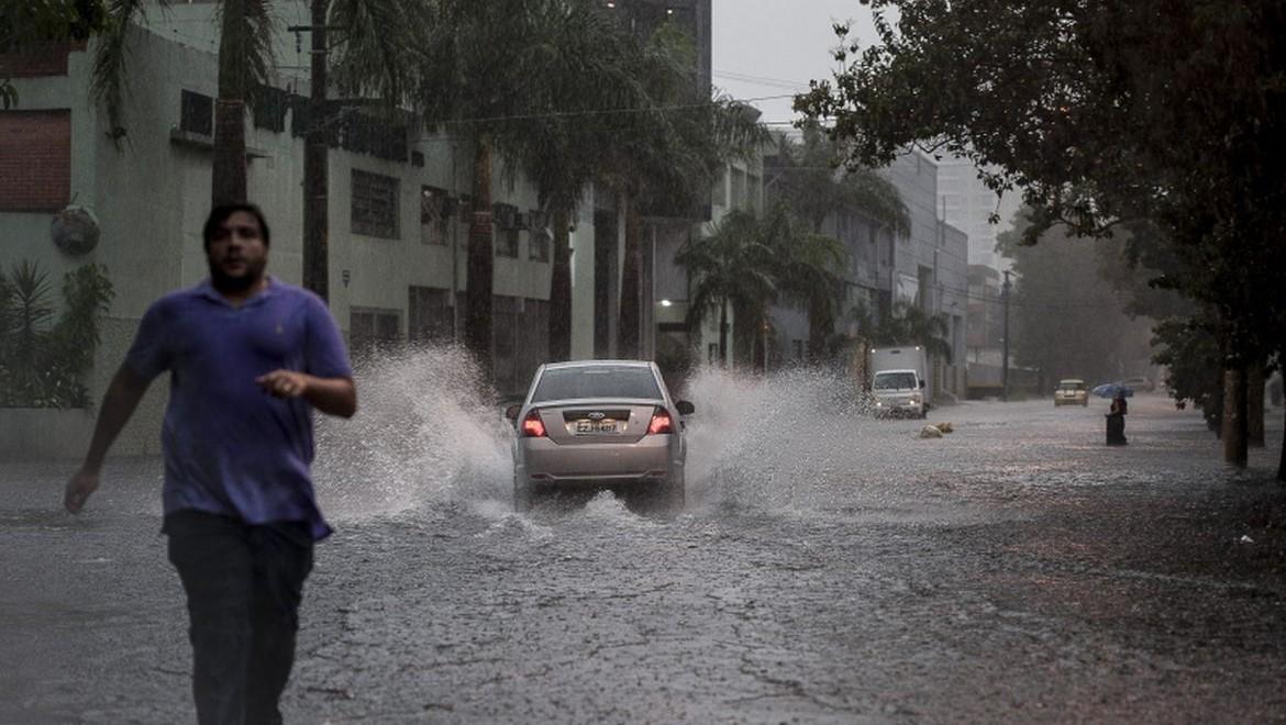 Após calor, São Paulo tem chuva forte, granizo e alerta para alagamentos.